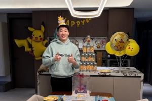 余霜为管泽元准备生日惊喜：亲手制作宝可梦蛋糕+手织玩偶